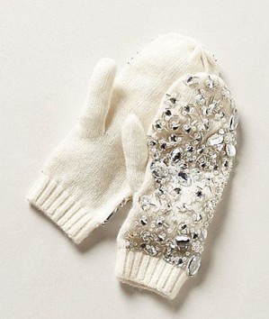 Белые рукавицы с декором
