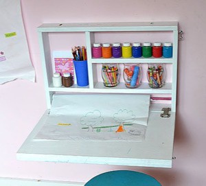 Шкафчик и столик для маленького художника