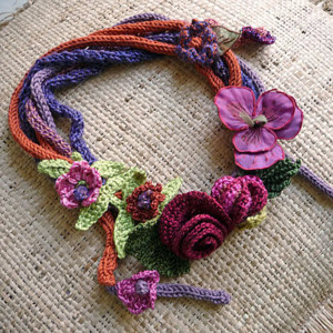 Вязаное колье с цветами