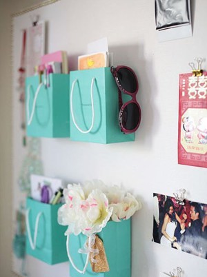 Бумажные сумки на стене